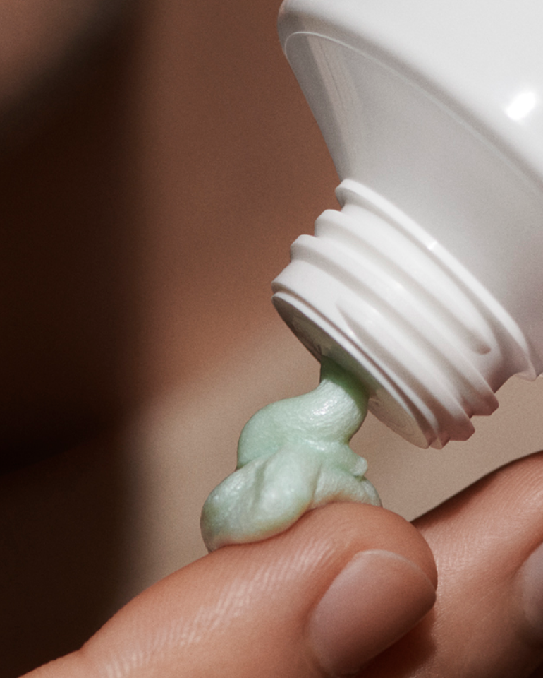 THE ESSENCE FOAMING CLEANSER
